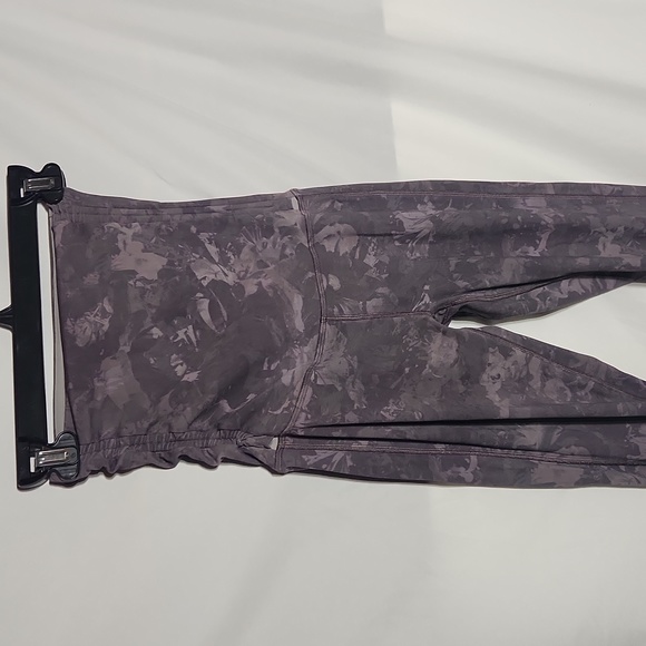 Lululemon Hug Your Core Super SHR Tight 28" Size 0 Reversible Chrome/purple - Picture 3 of 10